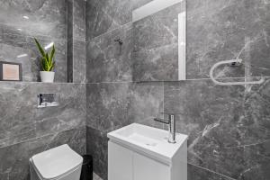 リマソールにあるNoir Luxury Residences by Nomadsの洗面台とトイレ付きのバスルーム +25枚の写真