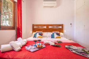 een bed met een bord met eten en wijnglazen erop bij Villa Sabine - PlusHolidays in Calpe +45 foto's