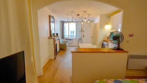 Una televisión o centro de entretenimiento en 7 Sunny Hideaway Studio Place des Vosges