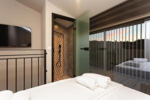 Un dormitorio con una cama y una puerta corrediza de vidrio. en Amoessa Boutique - Adults Only, en Polychrono 54 fotos más