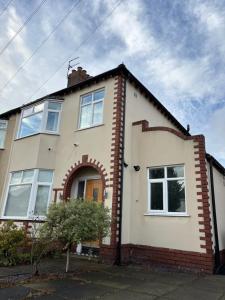 El edificio en el que está la habitación en casa particular
