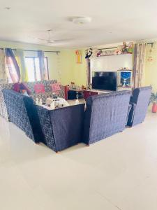 Μια τηλεόραση ή/και κέντρο ψυχαγωγίας στο Spacious Farm House Natadola +12 φωτογραφίες