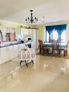 Η κουζίνα ή μικρή κουζίνα στο Spacious Farm House Natadola