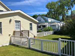 una staccionata bianca di fronte a una casa di UP Cottage a Saint Ignace