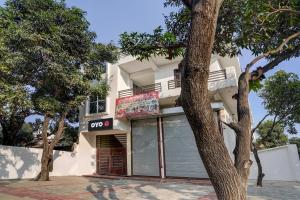 Hotel O Hira Royal Palace And Lawn في لاكناو: مبنى ابيض عليه لافته +22 صورة