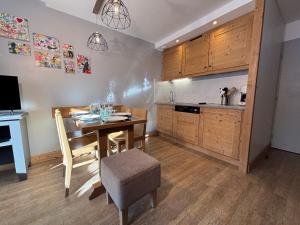 Kuchyň nebo kuchyňský kout v ubytování Résidence Christiana 307 Clés Blanches Courchevel