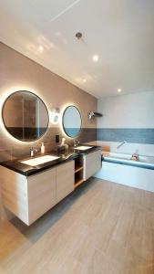 Fotografie z fotogalerie ubytování Sweet Home - Homestay apartment system at Citadines Marina Ha Long building v destinaci Ha Long