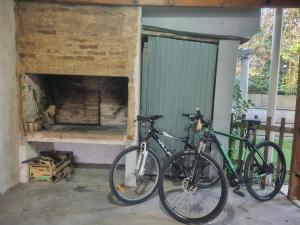 dos bicicletas estacionadas frente a una chimenea en Casa Casuarina, en General Belgrano