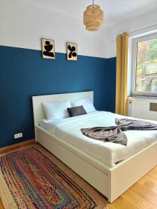 Ένα ή περισσότερα κρεβάτια σε δωμάτιο στο Maison spacieuse, sereine proche du coeur de la ville et de la gare