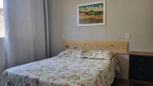 Ένα ή περισσότερα κρεβάτια σε δωμάτιο στο Casa no centro da Serra do Cipó