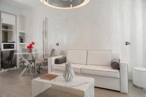 Una televisión o centro de entretenimiento en The Promenade Luxury Wellness Hotel