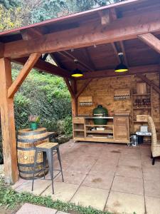 a patio with a wooden pergola and a table and chairs at Chata Bella in Mýto pod Ďumbierom