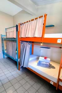 two bunk beds in a room with towels at Casa Swell Hostel in Fernando de Noronha +34 photos