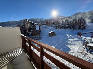 谷雪维尔Résidence Christiana 408 Clés Blanches Courchevel的从滑雪小屋的阳台上看到的雪景 更多7张照片
