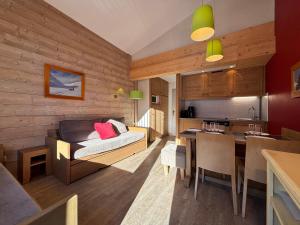 谷雪维尔Résidence Christiana 408 Clés Blanches Courchevel的客厅以及带床和桌子的厨房。