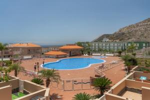 Una vista de una piscina en un resort. en Brisas Chasna 2, en Adeje