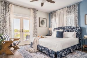 Posezení v ubytování Book Entire Complex! Cushy Quad Bungalows! + 81 fotografií