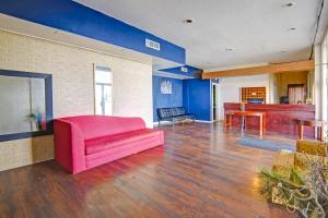 Χώρος καθιστικού στο Sunset Inn by Hotel O Flatonia I - 10