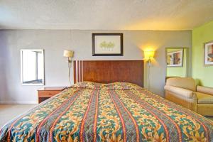 Ένα ή περισσότερα κρεβάτια σε δωμάτιο στο Sunset Inn by Hotel O Flatonia I - 10