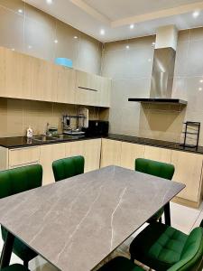 Køkken eller tekøkken på 3BR Apartment Above Boulevard Mall WINDENBURG