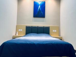 En eller flere senge i et værelse på 3BR Apartment Above Boulevard Mall WINDENBURG + 16 billeder