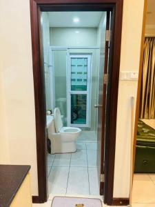 Et badeværelse på 3BR Apartment Above Boulevard Mall WINDENBURG