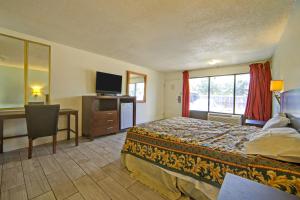 Μια τηλεόραση ή/και κέντρο ψυχαγωγίας στο Sunset Inn by Hotel O Flatonia I - 10