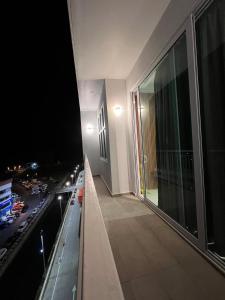 En balkon eller terrasse på 3BR Apartment Above Boulevard Mall WINDENBURG