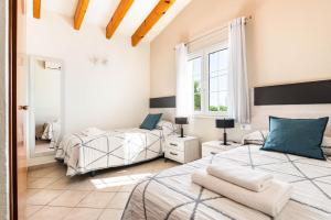 En eller flere senge i et værelse på Villa Sara + 14 billeder