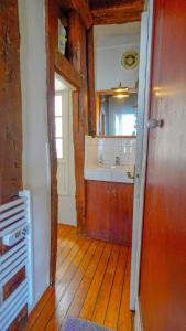 un baño con lavabo y espejo en 12 Lovely Studio Steps from Boulevard Saint Germain, en París