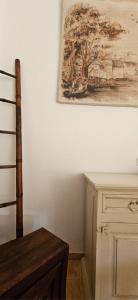 ein Raum mit einem Tisch und einem Bild an der Wand in der Unterkunft La Senda del Lago in Córdoba