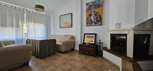 ein Wohnzimmer mit Kamin und Fernseher in der Unterkunft La Senda del Lago in Córdoba