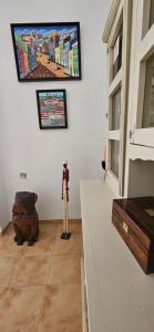 Ein Museum mit einer Schaufensterpuppe in einem Raum mit einem Gemälde an der Wand in der Unterkunft La Senda del Lago in Córdoba