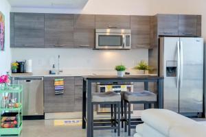 Кухня или мини-кухня в Vibrant Downtown Haven with Rooftop Pool & Parking
