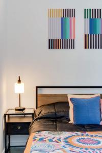 Кровать или кровати в номере Vibrant Downtown Haven with Rooftop Pool & Parking +42 фотографии