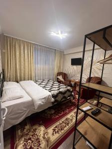 un dormitorio con una cama y una litera en Golden Rose, en Chişinău