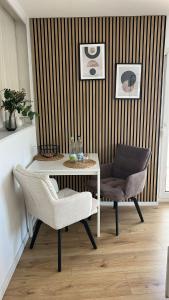 una sala de estar con una mesa y dos sillas en Apartment Tas, en Rottendorf 1 foto más