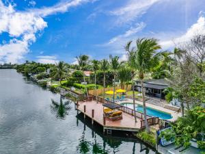 Бассейн в Waterfront Pool Home Games, 10 min to Beach или поблизости