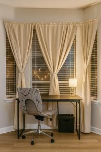The Serene Uptown Flat في تشارلوت: مكتب وكرسي أمام النافذة