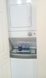 The Serene Uptown Flat في تشارلوت: ثلاجة بيضاء بداخلها ثلاث علب زرقاء +13 صورة