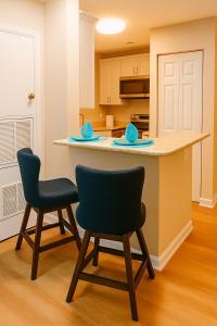 The Serene Uptown Flat في تشارلوت: مطبخ مع كرسيين وقمة كونتر