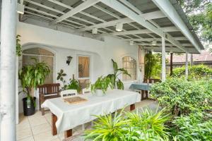 Κήπος έξω από το Flash Sale Villa with Outdoor Cinema and Bonfire 5 mins to Calle Crisologo