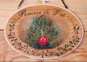 een houten bord met een afbeelding van een kerstboom bij Auberge de l’Île in Miquelon +15 foto's