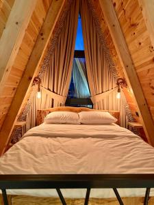 Una cama o camas en una habitación de HomelandNest