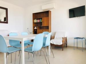 ロザスにあるGlobal Immo 2216 Puig Rom 68のダイニングルーム(白いテーブル、青い椅子付) +13枚の写真