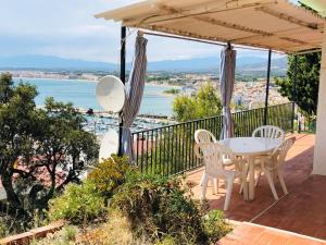 ロザスにあるGlobal Immo 2216 Puig Rom 68の眺めの良いバルコニーにテーブルと椅子が置かれている