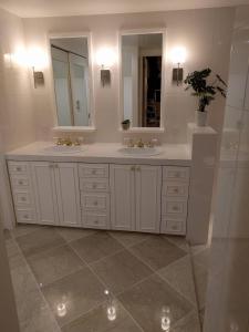 ein weißes Badezimmer mit zwei Waschbecken und einem Spiegel in der Unterkunft Kaeda Terrace - Vacation STAY 69516v in Miyazaki + 46 Fotos