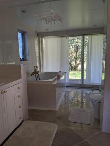 ein Badezimmer mit Badewanne, Waschbecken und Toilette in der Unterkunft Kaeda Terrace - Vacation STAY 69516v in Miyazaki