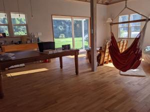 ein Wohnzimmer mit einer Hängematte in der Mitte des Raumes in der Unterkunft Kaeda Terrace - Vacation STAY 69516v in Miyazaki