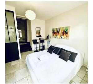 Ένα ή περισσότερα κρεβάτια σε δωμάτιο στο KVS Concept 72 Hébergement proche du circuit des 24 heures du Mans